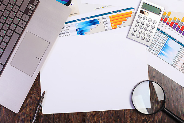 포토 JPG 해외이미지 종이 컨셉 회사 비즈니스 통계 탁자 그래프 직장 사람없음 사무실 펜 볼펜 자료 계산기 정보 키보드 업무 계획 오브젝트 보고서 문서 해외202004 해외포토 가구 문구용품 필기구 장비 작업 파일형식