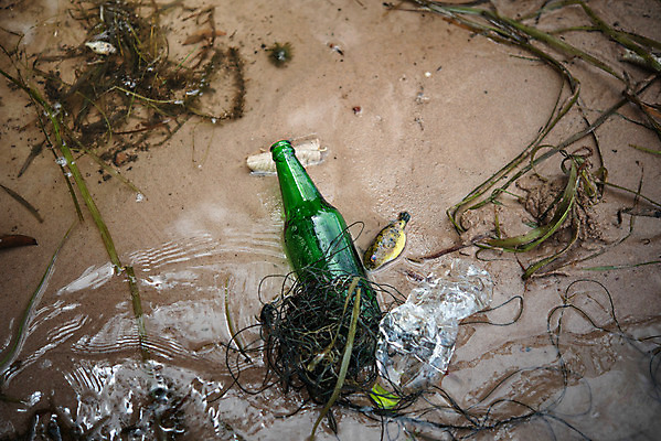 포토 JPG 해외이미지 산업 호수 바다 자연 유리 어류 사람없음 야외 초록색 물 강 환경 검은색 재활용 손상 오염 지저분함 쓰레기 폐기물 파편 위험 플라스틱 냄새 문제 한조각 흙더미 낭비 매립 생태학 위생관리 중고 폐수 해로움 해외202004 해외포토 자연요소 1 교육 컬러 컨셉 재질 관리 수중동물 흙 감각 환경오염 친환경 생태계 파일형식 더미