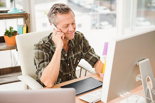 포토 JPG 해외이미지 백인 디자인 남자 행복 40대 중년 비즈니스 직장 실내 한명 앉기 캐주얼 노트북 스마트폰 핸드폰 사무실 스크린 모니터 키보드 비즈니스맨 디자이너 무선전화기 책상 포스트잇 스타일 해외202004 해외포토 서양인 직업 1 옷 감정 가구 회사 모션 사람 성인 내부 전자제품 스마트기기 컴퓨터 메모지 직장인 전화기 파일형식