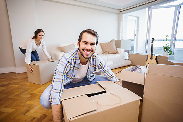 포토 JPG 해외이미지 백인 라이프스타일 커플 여자 남자 행복 거실 가정 모션 새로움 아파트 주택 함께함 실내 사랑 20대 두명 상자 소파 스타일 성인만 해외202004 해외포토 서양인 감정 컨셉 의자 관계 사람 청년 내부 건물 생활 파일형식