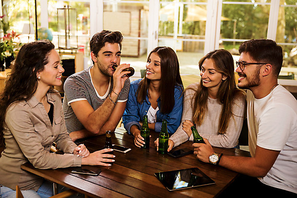 포토 JPG 해외이미지 백인 학생 라이프스타일 커플 여자 남자 행복 커피 음료 탁자 휴식 기념 맥주 함께함 실내 대화 웃음 사람 앉기 여러명 성인 친구 파티 우정 그룹 성인만 해외202004 해외포토 서양인 감정 가구 다수 컨셉 관계 모션 주류 표정 말하기 이벤트 내부 생활 파일형식