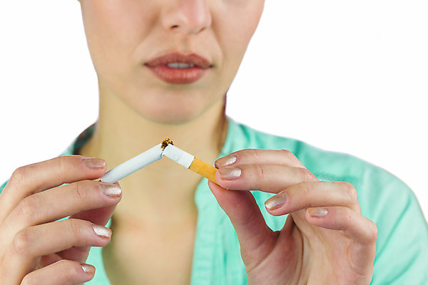 포토 JPG 해외이미지 백인 여자 손가락 담배 한명 들기 근접촬영 상반신 20대 성인 앞모습 잡기 자르기 흰배경 금연 담배꽁초 해로움 성인여자한명만 해외202004 해외포토 서양인 1 손 캠페인 뷰포인트 백그라운드 컨셉 모션 사람 청년 흰색 사회이슈 여자한명만 성인여자만 파일형식