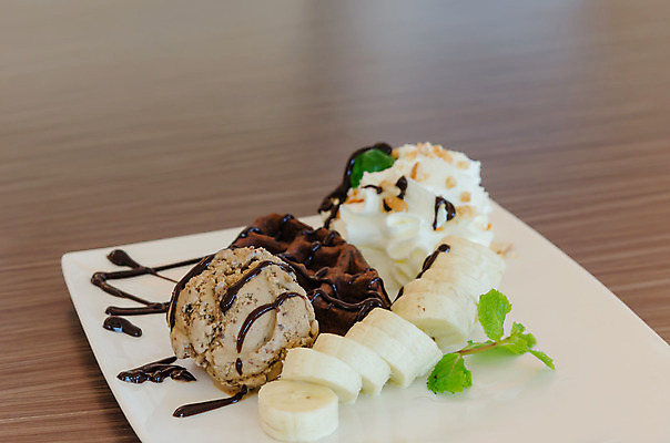 포토 JPG 해외이미지 음식 아이스크림 디저트 바나나 사람없음 컬러풀 갈색 초콜릿 흰색 달콤 크림 토핑 시럽 와플 페스츄리 해외202004 해외포토 빵 컬러 과일 맛 파일형식