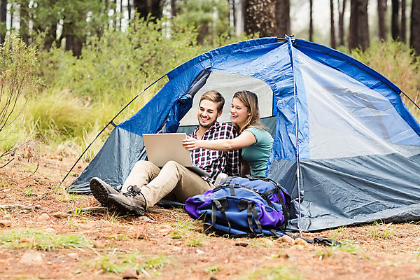 포토 JPG 해외이미지 백인 라이프스타일 커플 여자 남자 행복 자연 휴가 함께함 텐트 앉기 20대 성인 야외 두명 노트북 독서 공책 캠핑 자유 시골 타이핑 숲 캠핑장 성인만 해외202004 해외포토 서양인 감정 컨셉 관계 모션 레저 문구용품 캠핑도구 사람 청년 생활 전자제품 생태계 파일형식