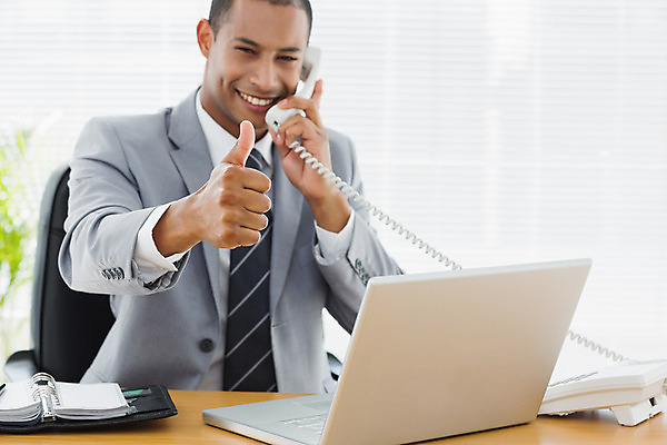 포토 JPG 해외이미지 손 남자 행복 비즈니스 직장 실내 한명 앉기 정장 20대 노트북 스마트폰 사무실 다이어리 비즈니스맨 무선전화기 전화기 스마트 책상 긍정 스타일 해외202004 해외포토 1 옷 감정 가구 컨셉 회사 모션 사람 청년 내부 신체부위 전자제품 핸드폰 스마트기기 사무용품 직장인 파일형식