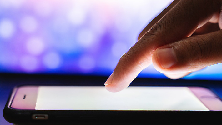 포토 JPG 해외이미지 1 손 남자 백그라운드 인터넷 비즈니스 통신 손가락 모바일 세포 관리 사람 성인 사람없음 스마트폰 핸드폰 디지털 스크린 공백 장비 터치 흰색 타이핑 잡기 업무 비즈니스맨 메시지 닫기 무선전화기 전화기 스마트 부름 거짓 터치스크린 목업 셀룰러 해외202004 해외포토 컬러 컨셉 모션 신체부위 전자제품 스마트기기 작업 직장인 파일형식