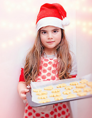 포토 JPG 해외이미지 백인 모자 전통 여자 행복 어린이 음식 크리스마스 겨울 놀이 새해 요리 한명 사람 장식 빨간색 산타클로스 쿠키 주방 기쁨 축하 아기 오븐 굽기 준비 만들기 해외202004 해외포토 서양인 1 잡화 계절 기념일 감정 컬러 컨셉 모션 디저트 가전제품 구이 파일형식