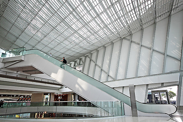 포토 JPG 해외이미지 선 백그라운드 컨셉 크리스마스 패턴 비즈니스 건축양식 공 모션 유리 성공 추상 실내 사람 사람없음 내부 건물 장식 빨간색 빛 사무실 판매 세일 계단 상점 도시 업무 센터 시장 황금 구매 쇼핑몰 고객 속도 상업 장면 에스컬레이터 소매 슈퍼마켓 해외202004 해외포토 건축물 기념일 건축 컬러 무늬 재질 쇼핑 작업 파일형식