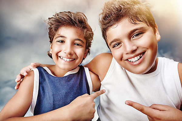 포토 JPG 해외이미지 남자 행복 어린이 2 장난 손가락 가족 놀이 하늘 웃음 사람 소년 야외 두명 친구 맑음 우정 기쁨 흥분 보여주기 쉬는시간 남동생 뒤뜰 해외202004 해외포토 손 감정 관계 모션 날씨 휴식 표정 동생 파일형식