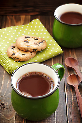 포토 JPG 해외이미지 커피 음료 음식 탁자 디저트 따뜻함 사람없음 컵 초록색 갈색 초콜릿 거품 머그컵 마시기 뜨거움 액체 달콤 코코아 카카오 맛있는 해외202004 해외포토 식기 컬러 가구 모션 맛 파일형식