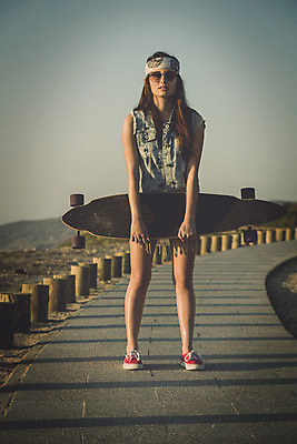 포토 JPG 해외이미지 백인 라이프스타일 여자 스포츠 휴식 거리 갈색머리 한명 서기 20대 성인 야외 선글라스 잡기 도시 스케이트보드 스케이터 성인여자한명만 해외202004 해외포토 서양인 1 헤어스타일 안경 컨셉 모션 운동선수 사람 청년 생활 보드_스포츠 여자한명만 성인여자만 파일형식