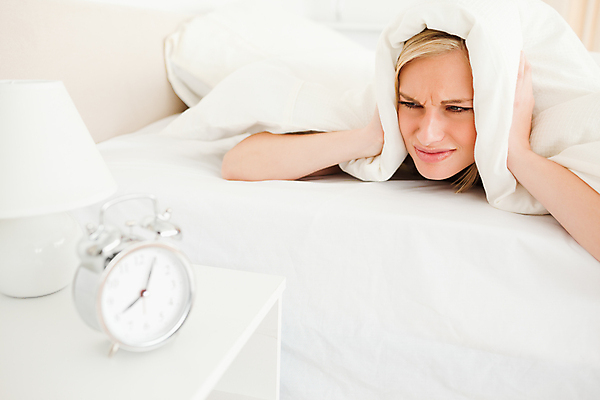 포토 JPG 해외이미지 라이프스타일 시계 컨셉 베개 아침 휴식 스트레스 주택 실내 피곤 한명 일상 눕기 머리 소리 침실 분노 짜증 흰색 침대 잠 좌절 불만 게으름 해외202004 해외포토 주간 1 감정 컬러 가구 침구 모션 사람 내부 건물 라이프 생활 신체부위 파일형식