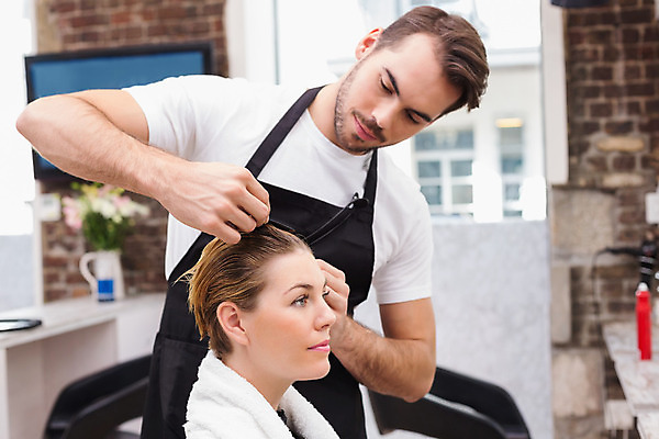 포토 JPG 해외이미지 백인 직업 헤어스타일 여자 남자 행복 산업 의자 청소년 실내 미소 앉기 20대 두명 거울 젖음 미용실 미용사 이발 고객 약속 스타일리스트 스타일링 의료성형뷰티 스타일 중소기업 해외202004 해외포토 서양인 감정 가구 회사 모션 표정 사람 청년 내부 뷰티샵 파일형식