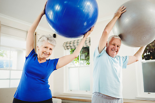 포토 JPG 해외이미지 백인 라이프스타일 커플 여자 노년 남자 행복 가정 아파트 주택 함께함 실내 건강 서기 두명 캐주얼 운동 스트레칭 연습 70대 리프팅 노인만 해외202004 해외포토 서양인 옷 감정 컨셉 관계 모션 사람 성인 내부 건물 생활 성인만 파일형식