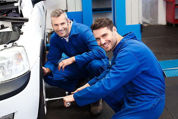 포토 JPG 해외이미지 백인 직업 남자 행복 자동차 노동자 실내 작업복 20대 성인 두명 30대 파란색 공구 잡기 작업실 기술자 수리 동료 직원 서비스 타이어 정비공 정비소 차고 성인남자만 해외202004 해외포토 서양인 옷 감정 육상교통 컬러 관계 모션 사람 청년 내부 장년 도구 남자만 성인만 파일형식