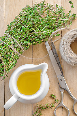 포토 JPG 해외이미지 식물 음식 잎 꽃무늬 다이어트 재료 탁자 건강 요리 사람없음 목재 초록색 약 주방 스파 흰색 나뭇가지 시골 신선 양념 조미료 맛 약초 다발 먹기 허브 유기농 향기 아로마 향 아로마테라피 노끈 내추럴 백리향 해외202004 해외포토 나무 웰빙 꽃 줄 컬러 가구 컨셉 무늬 의학 모션 풀_식물 냄새 테라피 향미료 파일형식