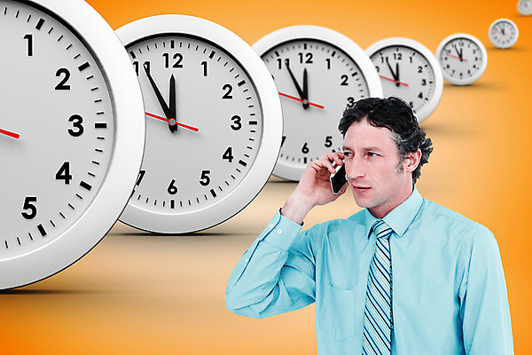 포토 JPG 해외이미지 백인 남자 시계 40대 중년 비즈니스 통신 한명 서기 성인 컴퓨터그래픽 디지털 외침 시간 비즈니스맨 연결 스마트 집중 통화 비네팅 마감 심각 카운트다운 스타일 성인남자한명만 해외202004 해외포토 서양인 1 컨셉 모션 촬영기법 사람 그래픽 소리 직장인 남자한명만 성인남자만 파일형식