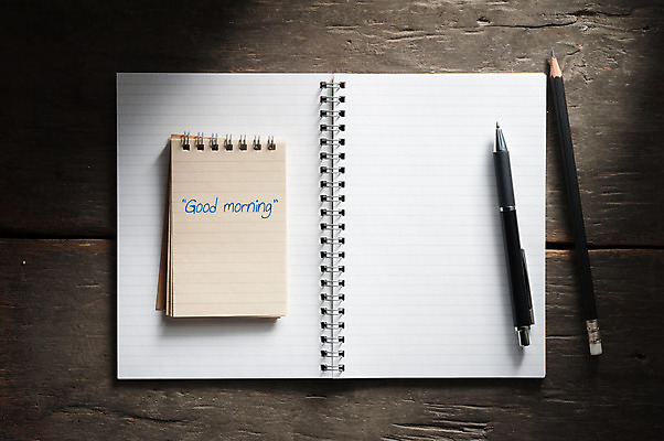 포토 JPG 해외이미지 디자인 종이 백그라운드 아이디어 사람없음 연필 펜 갈색 다이어리 공책 공백 기록 페이지 해외202004 해외포토 컬러 컨셉 문구용품 학용품 필기구 사무용품 파일형식