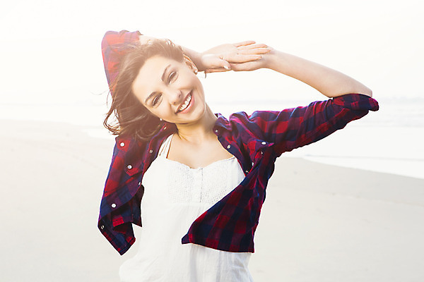 포토 JPG 해외이미지 여자 행복 감정 얼굴 바다 여행 하늘 휴가 갈색머리 한명 사람 야외 10대 봄 해외202004 해외포토 1 헤어스타일 계절 청소년 신체부위 파일형식