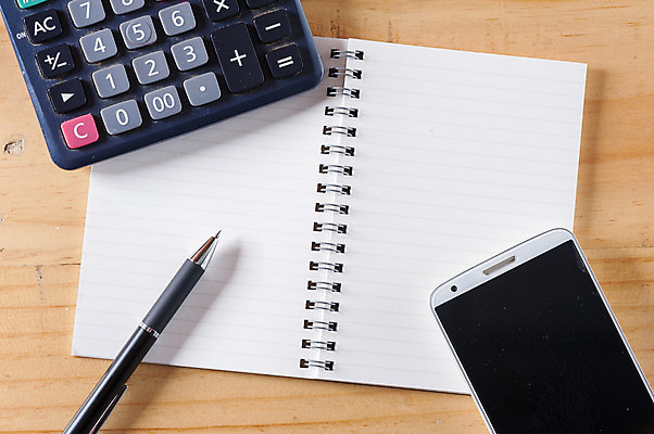 포토 JPG 해외이미지 디자인 종이 백그라운드 아이디어 사람없음 스마트폰 펜 다이어리 공책 공백 계산기 페이지 해외202004 해외포토 컨셉 문구용품 핸드폰 스마트기기 필기구 사무용품 장비 파일형식