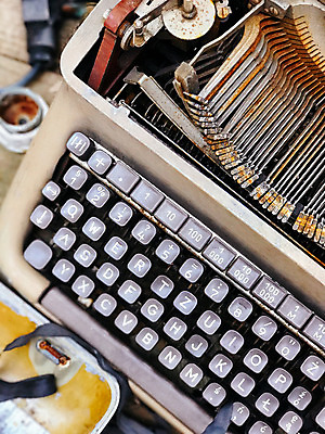 포토 JPG 해외이미지 종이 백그라운드 컨셉 비즈니스 텍스트 열쇠 이야기 사람없음 책 사무실 금속 검은색 기계 장비 수확 골동품 타이핑 키보드 기록 업무 메시지 기자 뉴스 클래식 닫기 폐기물 인쇄 편지 작가 향수 오브젝트 부식 문서 복고 먼지 비서 타자기 정비공 타입 옛날 출판 편지쓰기 해외202004 해외포토 직업 컬러 농업 모션 재질 화장품 작업 기술자 쓰레기 파일형식