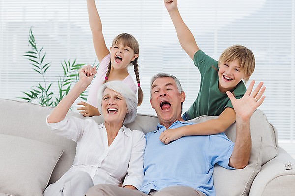 포토 JPG 해외이미지 백인 여자 할아버지 남자 행복 할머니 어린이 중년 거실 가정 가족 응원 손자 손녀 아파트 주택 실내 사람 앉기 소년 여러명 소파 외침 백발 60대 흥분 70대 해외202004 해외포토 서양인 헤어스타일 노년 감정 다수 의자 관계 모션 성인 내부 건물 소리 손주 파일형식