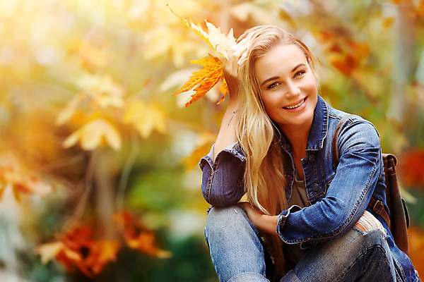 포토 JPG 해외이미지 나무 백인 모델 라이프스타일 계절 공원 여자 단풍 잎 자연 휴가 한명 미소 사람 성인 야외 햇빛 노란색 유행 맑음 일몰 기쁨 낭만 가을 숲 성인여자한명만 해외202004 해외포토 서양인 식물 1 공공시설 감정 컬러 컨셉 날씨 표정 생활 태양 노을 생태계 여자한명만 성인여자만 파일형식