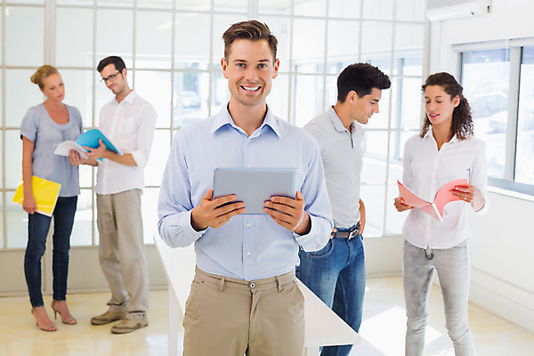 포토 JPG 해외이미지 서양인 외국인 백인 여자 남자 40대 중년 비즈니스 직장 함께함 실내 서기 미소 여러명 20대 성인 30대 태블릿 사무실 잡기 직장인 비즈니스맨 비즈니스우먼 대표 동료 직원 경영 해외202004 해외포토 직업 다수 컨셉 회사 관계 모션 표정 사람 인종 청년 내부 장년 전자제품 스마트기기 파일형식