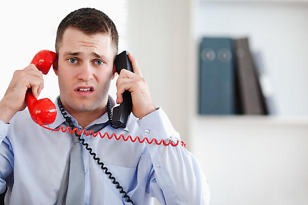 포토 JPG 해외이미지 응시 남자 한명 들기 성인 앞모습 아웃포커스 사무실 업무 비즈니스맨 수화기 바쁨 업무과다 과부하 성인남자한명만 해외202004 해외포토 1 시선 뷰포인트 비즈니스 모션 촬영기법 사람 작업 직장인 전화기 남자한명만 성인남자만 파일형식