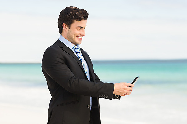 포토 JPG 해외이미지 백인 라이프스타일 남자 행복 휴가 따뜻함 한명 사람 정장 성인 야외 스마트폰 햇빛 평화 맑음 터치 자유 잡기 비즈니스맨 성인남자한명만 해외202004 해외포토 서양인 1 옷 감정 컨셉 비즈니스 모션 날씨 생활 핸드폰 스마트기기 태양 직장인 남자한명만 성인남자만 파일형식