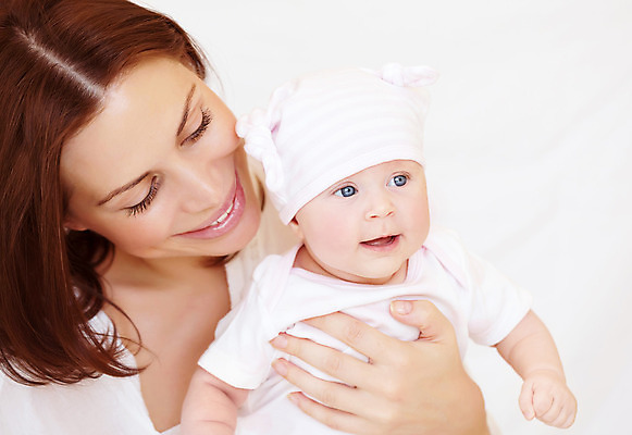 포토 JPG 해외이미지 응시 여자 딸 가족 안기 엄마 실내 사랑 사람 상반신 성인 두명 앞모습 육아 아기 잡기 흰배경 돌봄 여자만 해외202004 해외포토 시선 감정 뷰포인트 백그라운드 관계 모션 내부 흰색 파일형식