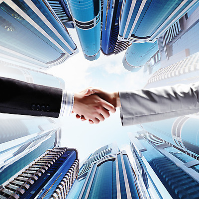 포토 JPG 해외이미지 손 남자 컨셉 회사 비즈니스 사업가 성공 협력 악수 사람 건물 신체부위 사무실 검은색 축하 직원 계약 정중 해외202004 해외포토 직업 건축물 컬러 손짓 파일형식