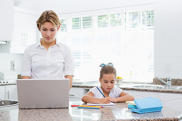 포토 JPG 해외이미지 백인 학생 여자 교육 딸 어린이 엄마 아파트 함께함 실내 사랑 두명 노트북 학습 컴퓨터 부모 해외202004 해외포토 서양인 감정 컨셉 가족 주택 사람 내부 전자제품 파일형식
