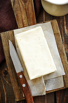 포토 JPG 해외이미지 음식 조각 백그라운드 다이어트 재료 탁자 요리 사람없음 목재 갈색 노란색 쌓기 주방 블록 펼침 우유 시골 신선 칼 아침식사 상품 자르기 먹기 크림 큐브 묘사 준비 싱글 슬라이스 레시피 칼로리 버터 흙더미 내추럴 해로움 해외202004 해외포토 나무 컬러 가구 컨셉 모션 유제품 건강 식사 흙 파일형식 더미