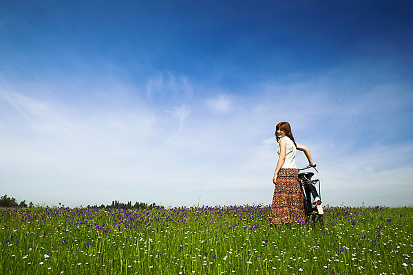 포토 JPG 해외이미지 구름 라이프스타일 응시 공원 여자 행복 스포츠 밭 자연 하늘 휴식 건강 한명 미소 사람 잔디 초원 성인 야외 초록색 파란색 청춘 자전거 봄 기쁨 자유 수확 신선 떨어짐 무료 바이킹 옛날 해외202004 해외포토 자연요소 식물 1 시선 계절 공공시설 감정 컬러 컨셉 농업 표정 생활 바이크 생태계 파일형식