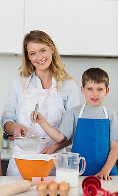 포토 JPG 해외이미지 백인 라이프스타일 응시 여자 남자 아들 어린이 가족 탁자 엄마 함께함 실내 사랑 요리 서기 소년 20대 두명 학습 부모 쿠키 주방 앞치마 우유 도움 사발 굽기 준비 조리대 만들기 밀가루 밀대 해외202004 해외포토 서양인 시선 교육 감정 가구 컨셉 관계 모션 주방용품 디저트 유제품 사람 청년 내부 생활 사기그릇 가루 구이 파일형식