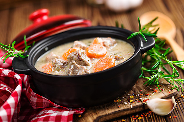 포토 JPG 해외이미지 전통 접시 음식 채소 따뜻함 마늘 육류 돼지고기 요리 사람없음 목재 주방 식사 저녁식사 치킨 당근 소고기 시골 신선 뜨거움 사발 냄비 강의 크림 준비 간 로즈메리 송아지고기 캐서롤 핸드메이드 맛있는 해외202004 해외포토 나무 식기 식재료 재료 뿌리채소 용기_그릇 장기_의학 사기그릇 솥 허브 닭고기요리 파일형식