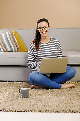 포토 JPG 해외이미지 백인 학생 실내 한명 사람 앉기 장식 노트북 스터디 컴퓨터 소파 연결 해외202004 해외포토 서양인 1 의자 모션 내부 전자제품 학습 파일형식