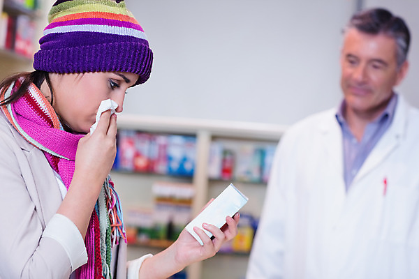 포토 JPG 해외이미지 백인 모자 여자 남자 중년 50대 실내 상반신 20대 두명 쇼핑 약 추위 바이러스 약국 처방 조제 약사 의료성형뷰티 해외202004 해외포토 서양인 잡화 의학 사람 청년 성인 내부 만들기 파일형식