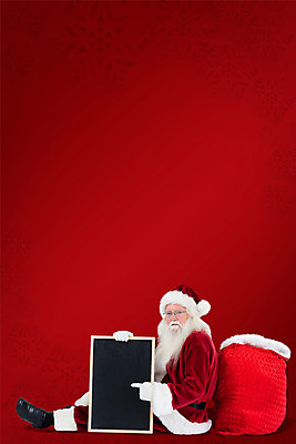 포토 JPG 해외이미지 전신 노년 남자 크리스마스 한명 앉기 옆모습 빨간색 산타클로스 기댐 칠판 가리킴 보따리 보여주기 노인남자한명만 해외202004 해외포토 1 기념일 뷰포인트 컬러 모션 사람 손짓 성인 남자한명만 노인남자만 파일형식