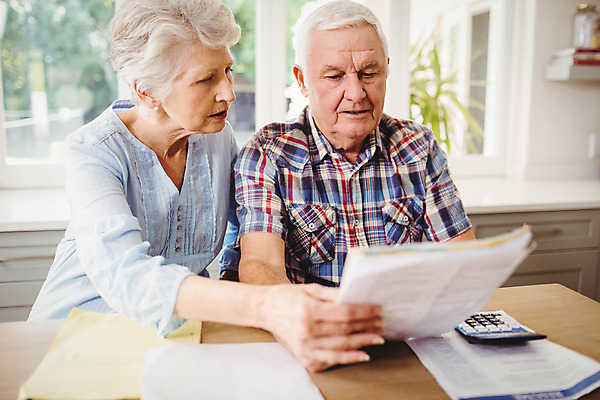 포토 JPG 해외이미지 백인 라이프스타일 커플 응시 여자 노년 남자 가정 가족 탁자 스트레스 아파트 함께함 대화 앉기 두명 금융 주방 계산기 잡기 계산 고민 결제 70대 보여주기 회계 계산서 심각 해외202004 해외포토 서양인 시선 감정 가구 컨셉 관계 모션 문구용품 주택 말하기 사람 성인 생활 경제 장비 파일형식