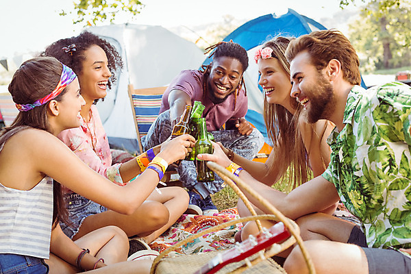 포토 JPG 해외이미지 백인 여자 남자 행복 맥주 함께함 텐트 앉기 여러명 20대 성인 야외 햇빛 봄 우정 캠핑 캠핑장 축배 성인만 해외202004 해외포토 서양인 계절 감정 다수 컨셉 모션 레저 주류 캠핑도구 사람 청년 친구 태양 파일형식