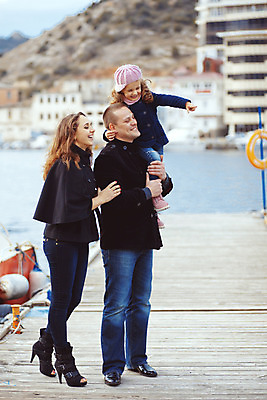 포토 JPG 해외이미지 라이프스타일 옷 딸 행복 어린이 바다 여행 겨울 가족 놀이 엄마 날씨 휴가 함께함 항해 3 사람 야외 목재 세명 물 파란색 청춘 유행 걷기 항구 봄 육아 추위 가을 도시 그룹 아빠 포트 보여주기 스타일 해외202004 해외포토 자연요소 나무 계절 감정 컬러 컨셉 배_교통 재료 관계 교통시설 모션 생활 파일형식