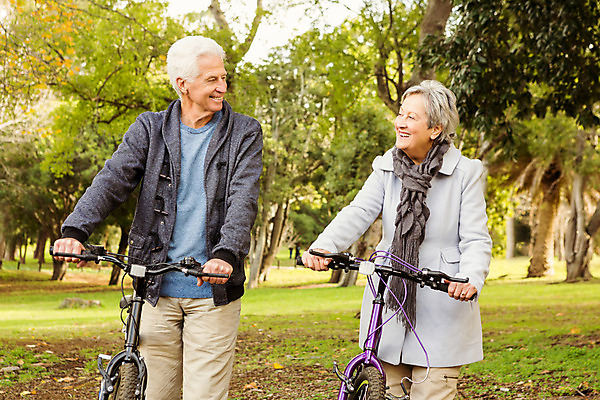 포토 JPG 해외이미지 백인 라이프스타일 커플 공원 여자 노년 남자 행복 자연 함께함 사랑 미소 야외 두명 초록색 자전거 가을 60대 겨울옷 70대 사이클링 노인만 해외202004 해외포토 서양인 옷 계절 공공시설 감정 컬러 컨셉 겨울 관계 표정 사람 성인 생활 바이크 육상스포츠 생태계 성인만 파일형식
