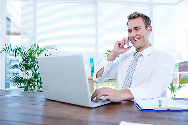 포토 JPG 해외이미지 백인 남자 행복 비즈니스 넥타이 무선통신 직장 실내 한명 미소 20대 노트북 스마트폰 핸드폰 사무실 비즈니스맨 무선전화기 스마트 책상 스타일 해외202004 해외포토 서양인 1 잡화 감정 가구 컨셉 회사 통신 표정 사람 청년 내부 전자제품 스마트기기 직장인 전화기 파일형식