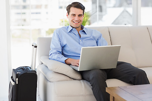 포토 JPG 해외이미지 백인 응시 남자 행복 여행 셔츠 실내 한명 사람 20대 성인 노트북 컴퓨터 소파 사무실 여행가방 비즈니스맨 성인남자한명만 해외202004 해외포토 서양인 1 시선 감정 상의 의자 가방 비즈니스 청년 내부 전자제품 직장인 남자한명만 성인남자만 파일형식