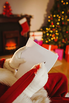 포토 JPG 해외이미지 백인 라이프스타일 노년 남자 크리스마스장식 크리스마스 거실 가정 불 아파트 주택 따뜻함 한명 장식 크리스마스트리 산타클로스 평화 축제 장식볼 축하 기록 잡기 벽난로 안락의자 전나무 깃털펜 노인남자한명만 해외202004 해외포토 자연요소 서양인 나무 1 기념일 컨셉 의자 모션 사람 성인 건물 생활 펜 남자한명만 노인남자만 파일형식