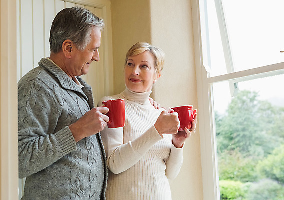 포토 JPG 해외이미지 백인 라이프스타일 커플 여자 노년 남자 행복 커피 창문 가정 아파트 주택 함께함 두명 머그컵 60대 70대 따뜻한음료 노인만 해외202004 해외포토 서양인 감정 음료 컨셉 관계 사람 성인 건물 생활 컵 성인만 파일형식