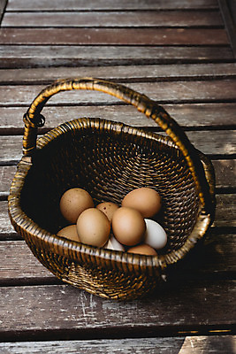 포토 JPG 해외이미지 음식 건강 사람없음 갈색 계란 신선 상품 양동이 유기농 날것 내추럴 해외202004 해외포토 웰빙 컬러 알 파일형식