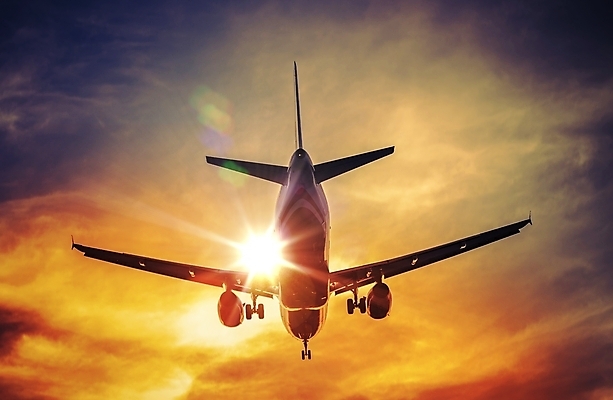 포토 JPG 해외이미지 구름 여행 날개 교통시설 바람 휴가 비행기 사람없음 공중 가로 태양 일출 일몰 비행 공항 항공 상업 엔진 착륙 폭풍우 해외202004 해외포토 자연요소 교통 항공교통 날씨 대중교통 노을 비_날씨 자연재해 시설 파일형식